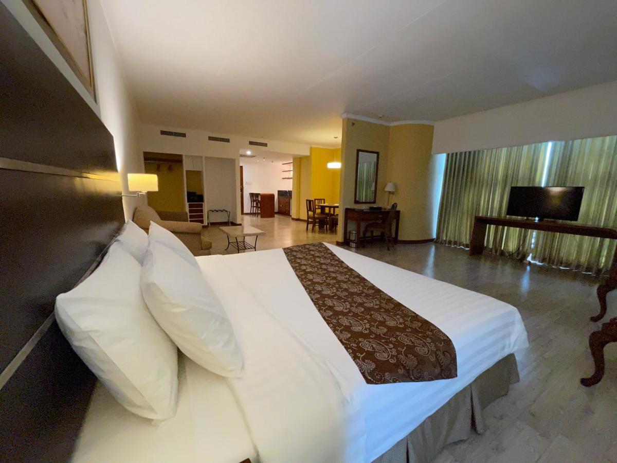 Days Hotel By Wyndham Iloilo Εξωτερικό φωτογραφία